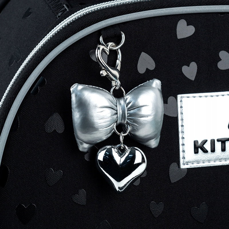 Tornister szkolny ortopedyczny – ozdobny brelok zbliżenie