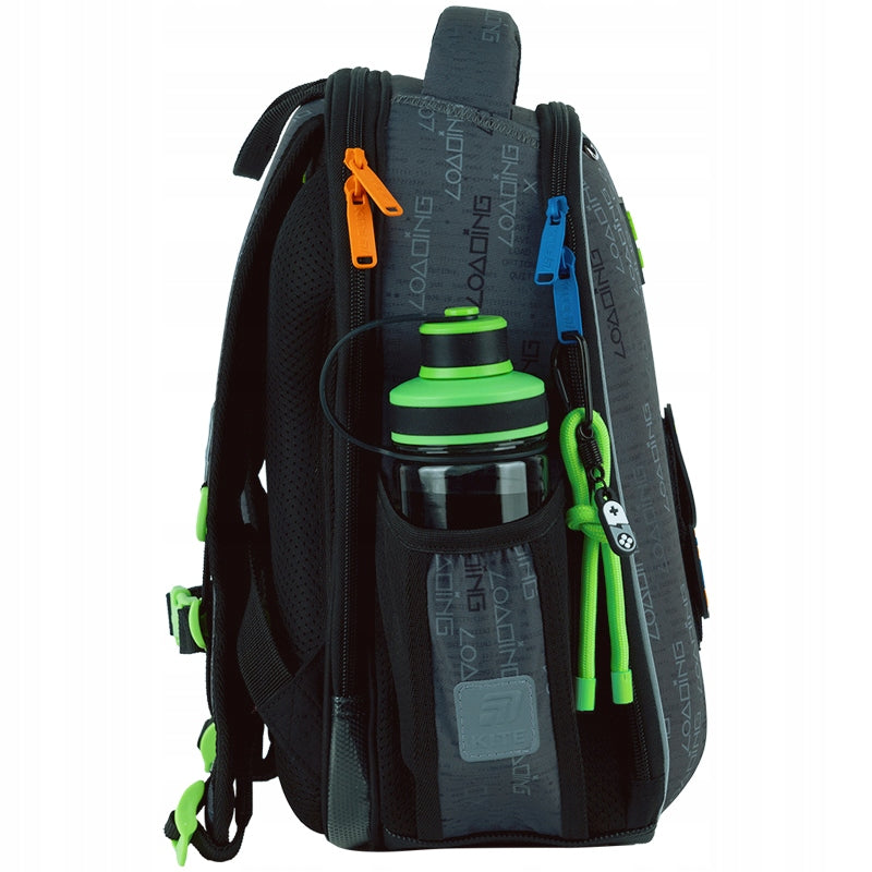 Tornister szkolny Kite – boczna kieszeń i brelok-zawieszka z kombinowanych materiałów