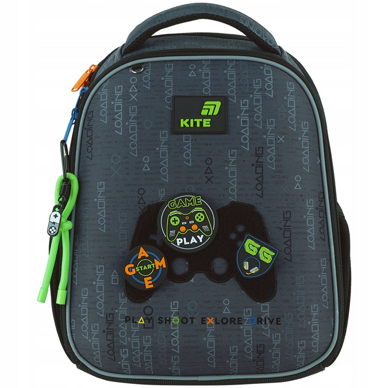 Tornister szkolny Kite dla chłopców – przód plecaka z gumowymi badge na rzep