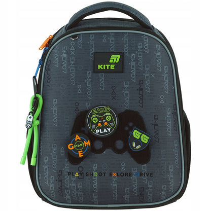 Tornister szkolny Kite dla chłopców – przód plecaka z gumowymi badge na rzep