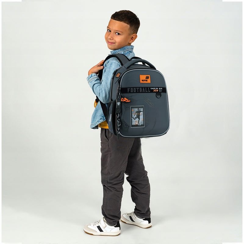 Tornister szkolny dla chłopców Kite noszony przez dziecko – ergonomiczne dopasowanie