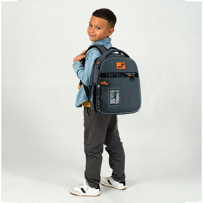 Tornister szkolny dla chłopców Kite noszony przez dziecko – ergonomiczne dopasowanie