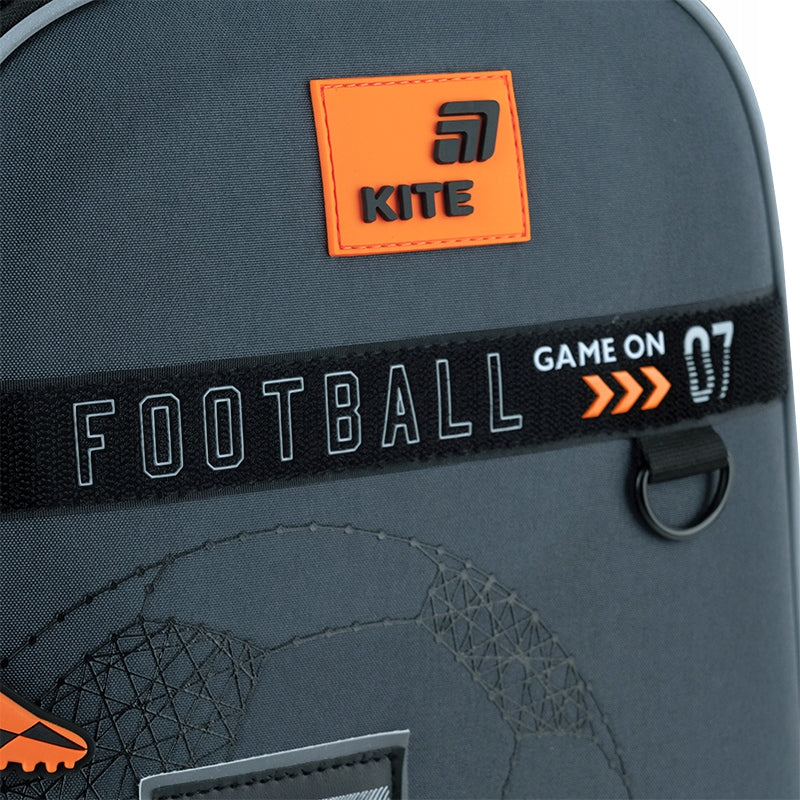 Detal sportowej grafiki Football na tornistrze szkolnym Kit