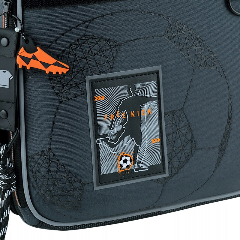 Detal sportowej grafiki na tornistrze szkolnym Kite