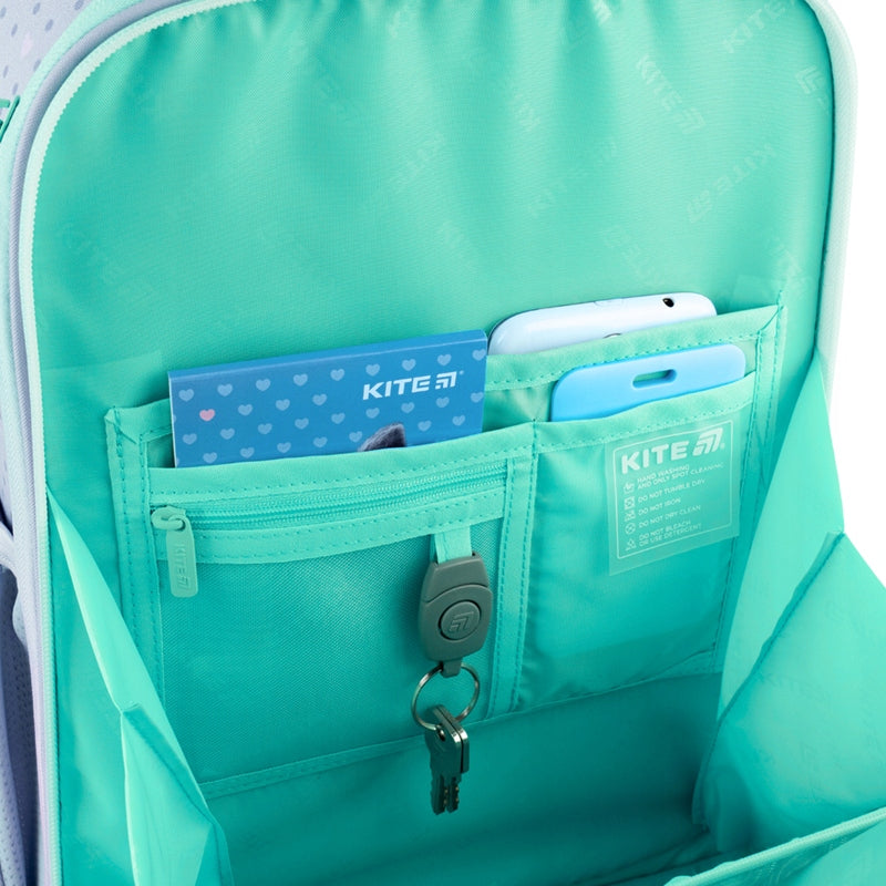 Pierwsza komora tornistra Kite K26-531M z karabińczykiem na klucze i kieszeniami