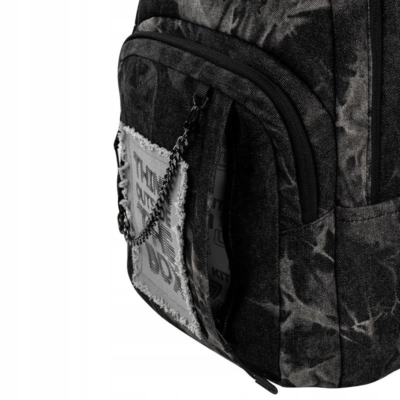 przednia kieszeń z metalowym łańcuszkiem jako akcesorium