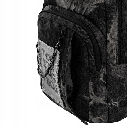 przednia kieszeń z metalowym łańcuszkiem jako akcesorium