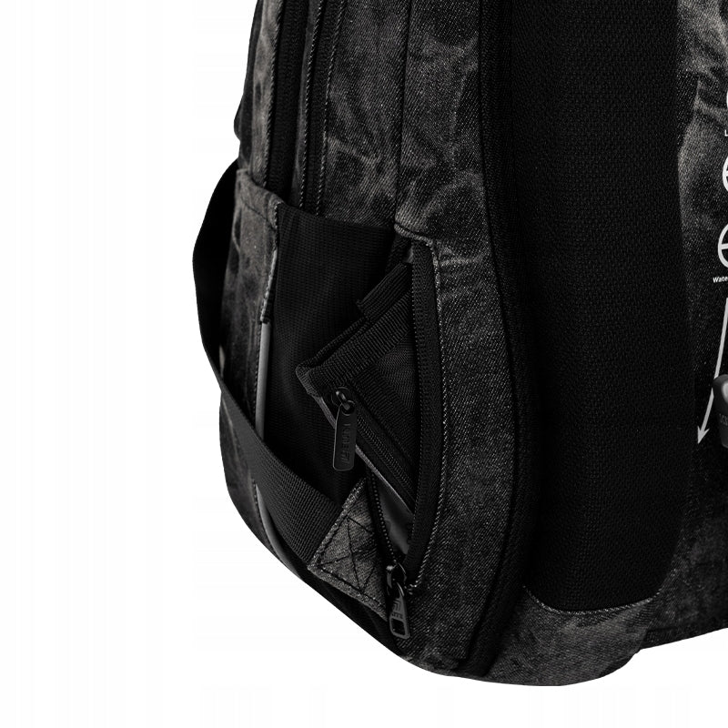 ukryta kieszeń na portfel umieszczona na plecach plecaka